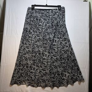 Lane BryantBlack and White Leaf Print Skirt Size 14/16